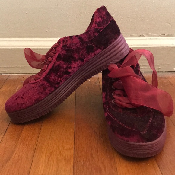 Ideal Shoes Velvet Platform Sneakers - Picture 2 of 4